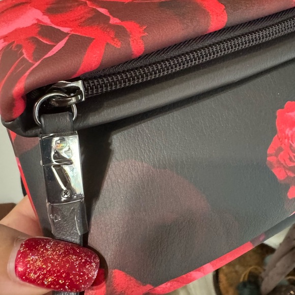 Simply Vera Vera Wang Red Rose Bloom Garrison Crossbody - like new tag fell off - Picture 9 of 11